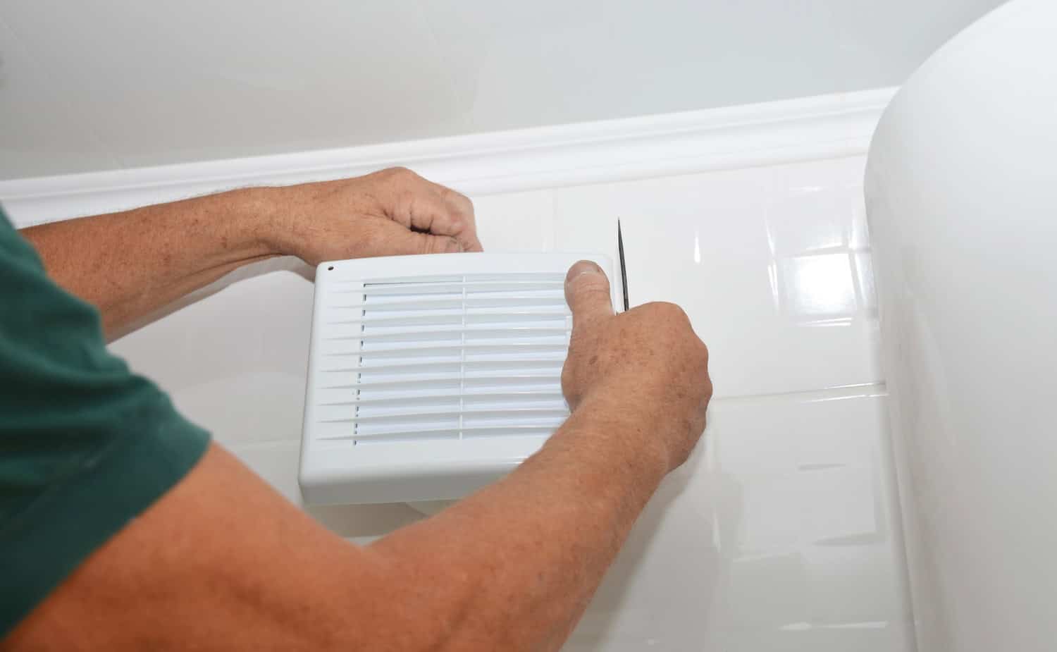 Installation af badeværelsesventilator: pris og regler i 2026