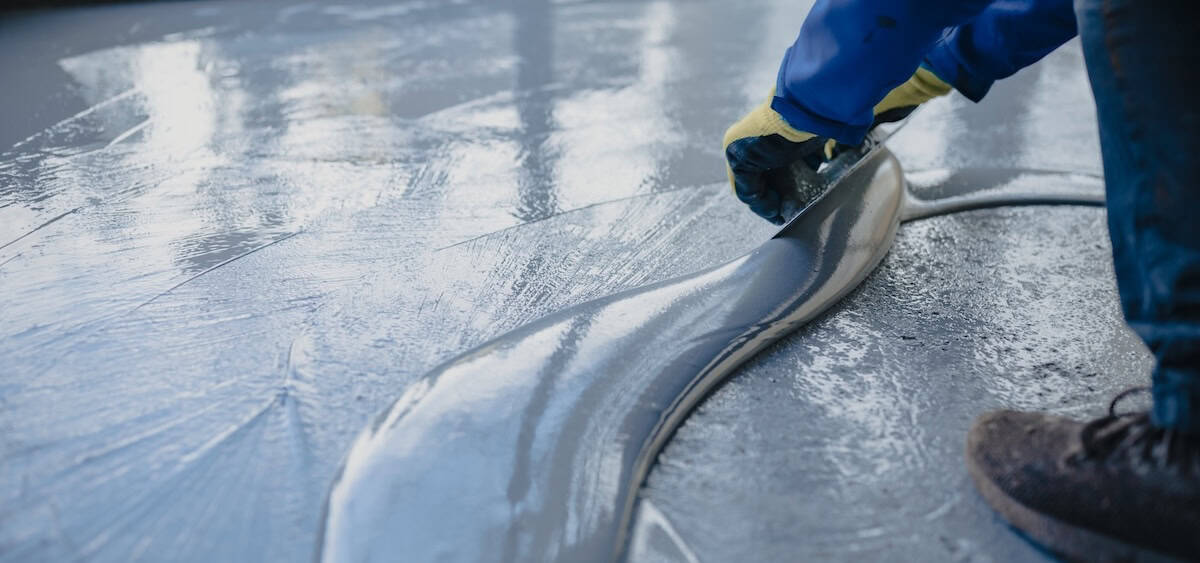 Epoxygulv på badeværelse: pris, regler og fremgangsmåde i 2026